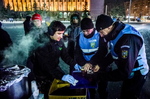 Ceai cald pentru toata lumea - Protest anticoruptie - Piata Victoriei