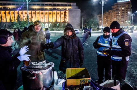 Ceai cald pentru toata lumea - Protest anticoruptie - Piata Victoriei