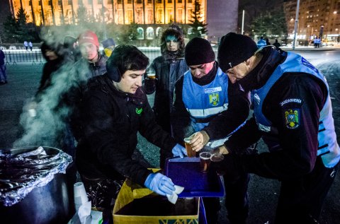 Ceai cald pentru toata lumea - Protest anticoruptie - Piata Victoriei