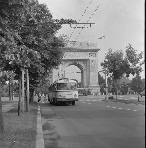 linia 82 Arcul de Triumf