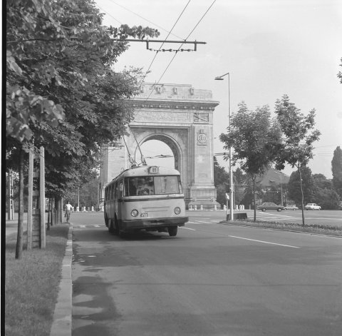 Troleibuz TV 2E, linia 82 , in anul 1973 la Arcul de Triumf