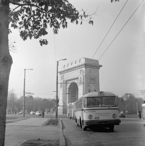 Troleibuz TV 2E, linia 82 , in anul 1973 la Arcul de Triumf