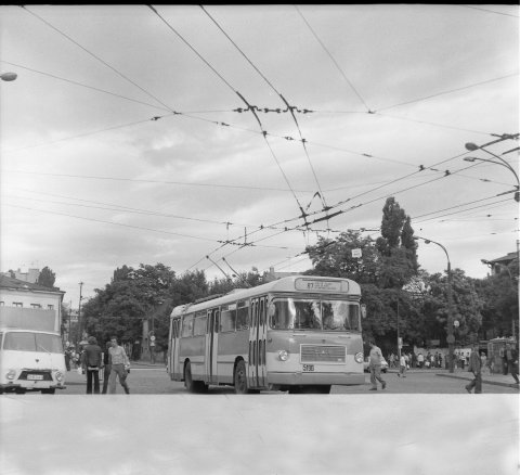 Troleibuz ROMAN 112 E, proaspat iesit de pe portile uzinei AUTOBUZUL, pe linia 87 in anul 1978