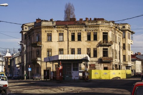 Intersectia Calea Serban Voda cu Olimpului, langa Serban Voda 111