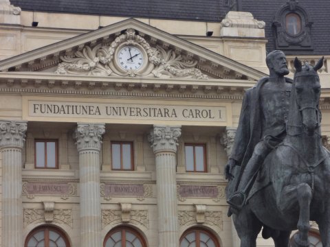 Statuia lui Carol I si Biblioteca Universitara