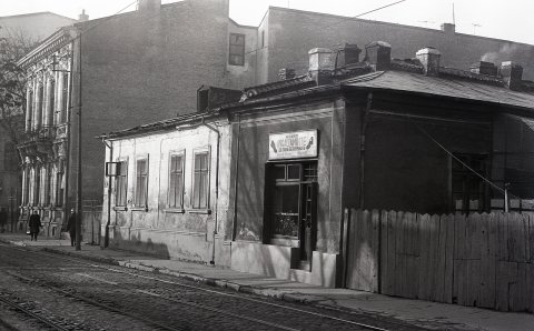 Calea Calarasilor, intre Piata Muncii (Bariera Vergului) si Sfanta Vineri.