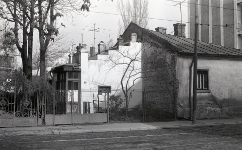 Calea Calarasilor, intre Piata Muncii (Bariera Vergului) si Sfanta Vineri.