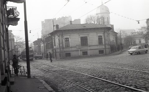 Calea Calarasilor, intre Piata Muncii (Bariera Vergului) si Sfanta Vineri. Aici, intersectia cu strada Mantuleasa.