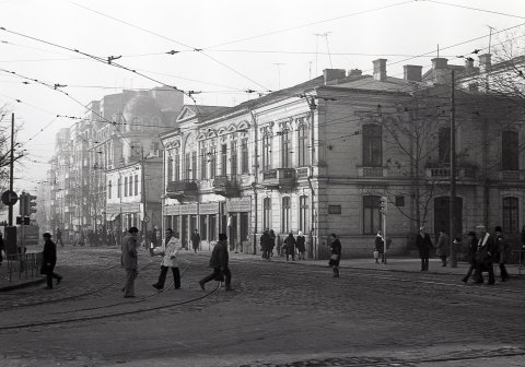 Calea Calarasilor, intre Piata Muncii (Bariera Vergului) si Sfanta Vineri.