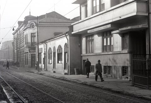 Calea Calarasilor, intre Piata Muncii (Bariera Vergului) si Sfanta Vineri.