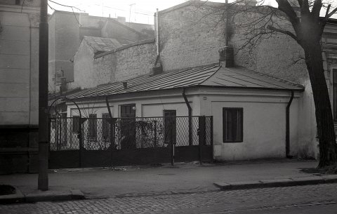 Calea Calarasilor, intre Piata Muncii (Bariera Vergului) si Sfanta Vineri.