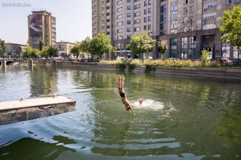 Baie în Dâmbovița în mijlocul verii.