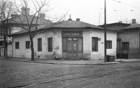 Calea Calarasilor, intre Piata Muncii (Bariera Vergului) si Sfanta Vineri.