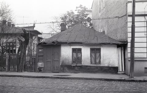 Calea Calarasilor, intre Piata Muncii (Bariera Vergului) si Sfanta Vineri.