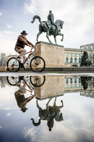 Biciclist și călăreț - Calea Victoriei