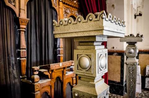 Langa altar - Sala principala - Crematoriul Cenusa