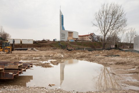 Biserica catolică Sfântul Francisc de Assisi reflectată într-o baltă