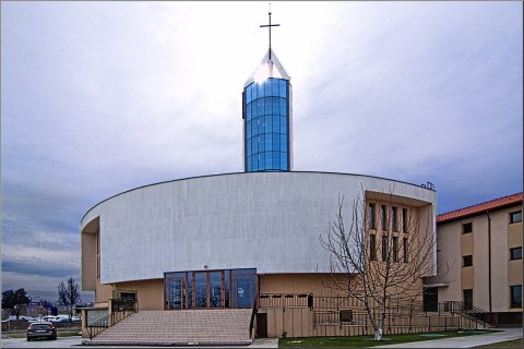 Biserica catolica din nordul lacului Morii in dreptul pasajului Ciurel