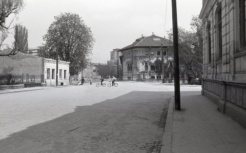 Aspecte dinainte si din timpul demolarii cartierului Uranus pentru a face loc Casei Poporului