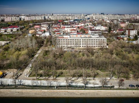 Institutul de Biologie si Biochimie vazut din SEMA Parc - RiverView House