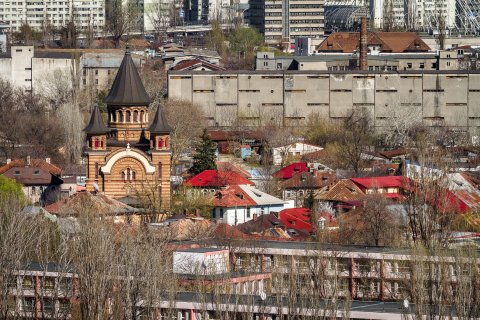 Biserica Belvedere vazuta din SEMA Parc - RiverView House