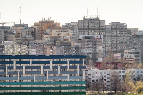 Privind spre cartierul Militari din SEMA Parc - RiverView House