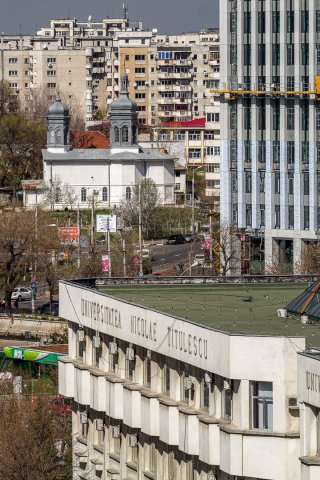 Biserica Sfântul Apostol din Tabaci vazuta din blocul 69B - Calea Vacaresti