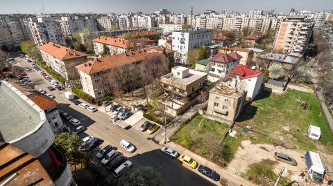 Privind spre cartierul Tineretului  din blocul 69B - Strada V. V. Stanciu