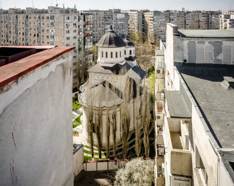 Biserica Caramidarii de Jos vazuta din blocul 69B - Calea Vacaresti