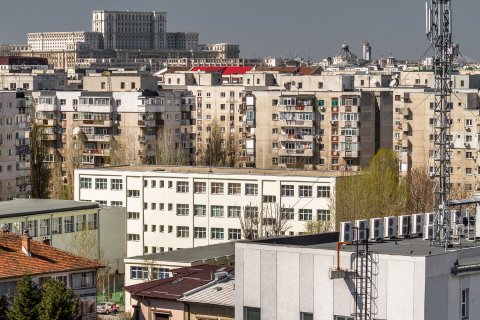 Casa Poporului vazuta din blocul 69B - Calea Vacaresti