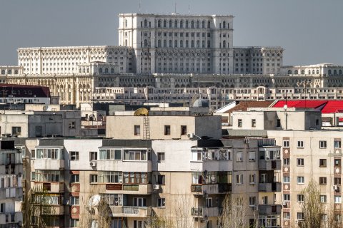 Casa Poporului vazuta din blocul 69B - Calea Vacaresti