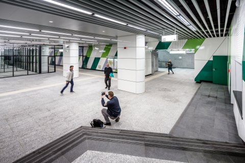 Catre turnicheti - Statia de metrou Laminorului