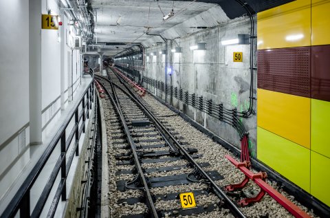 In tunel - Statia de metrou Straulesti
