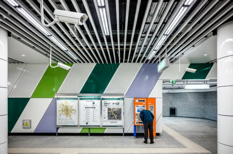 Panou informatii si automat bilete - Statia de metrou Laminorului