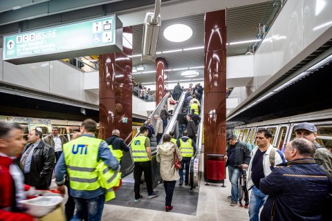 Peron - Statia de metrou Straulesti