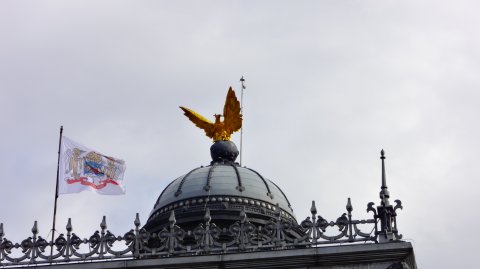 Acvila de pe Palatul Patriarhal si steagul Bisericii Ortodoxe Romane