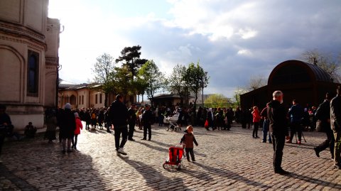 Parinti si copii participanti la Procesiunea de Florii