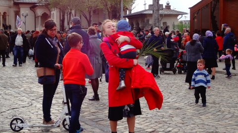 Parinti si copii participanti la Procesiunea de Florii