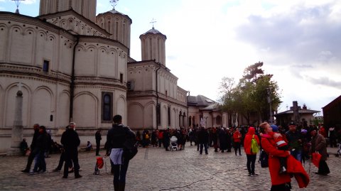 Parinti si copii participanti la Procesiunea de Florii