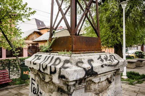 Stalp de inalta tensiune care facea legatura intre centrala Filaret si fabricile de pe splai - Strada Verzisori