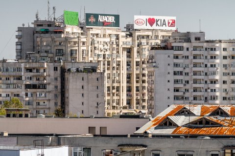 Piata Alba Iulia vazuta din Calea Calarasi