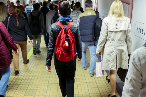 In trecere prin tunelul de corespondenta metrou Unirii 1 - 2