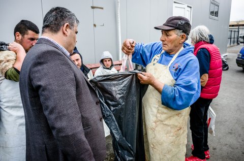 Client și negustor - Piața Apărătorii Patriei