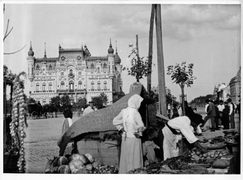 Comercianți ambulanți în Piața Victoriei