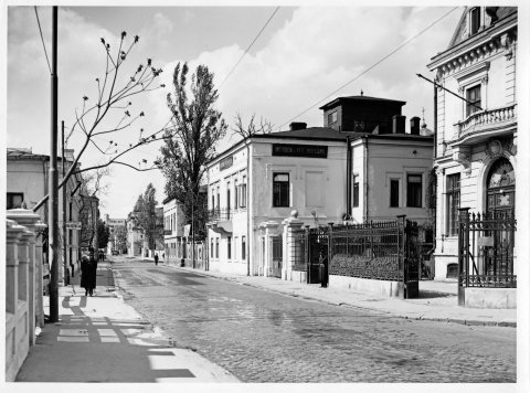 Calea Victoriei în dreptul clădirii Legaţiei Germane actual Casino Victoria (dreapta imaginii)