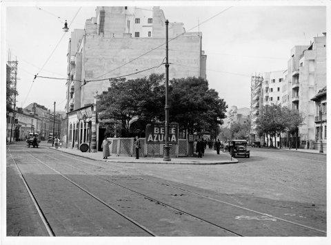 Bulevardul Carol (dreapta imaginii) la intersecţie cu Calea Moşilor (stânga)