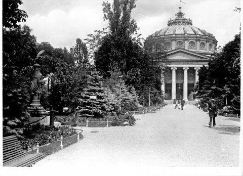 Aleea centrală a Grădinii Episcopiei care duce la Ateneul Român