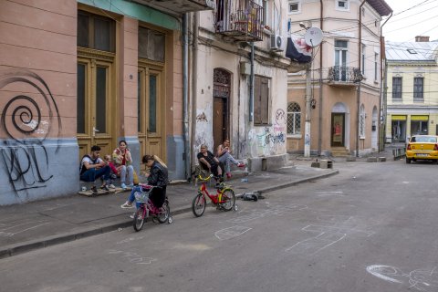 Timp liber petrecut pe strada cu toata familia