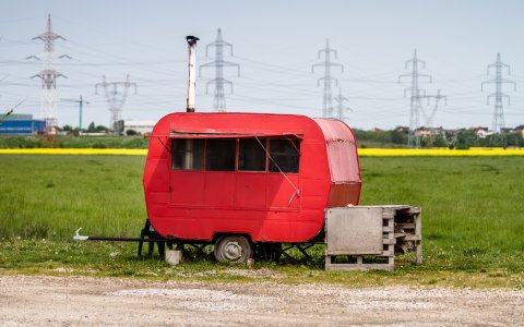 Rulota pe camp, langa soseaua de centura