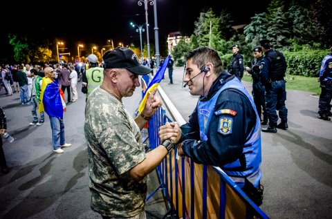 Discuție - Protest anticorupție - Piața Victoriei